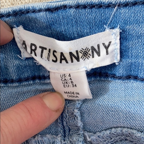 Embroidered jean shorts - Picture 3 of 3